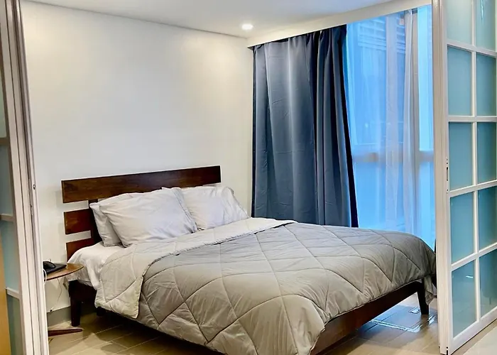 Uptown Parksuites Tower 1 * Manila