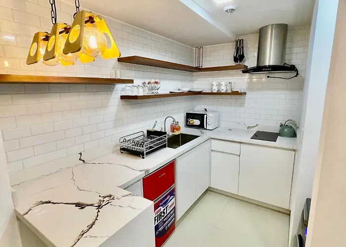 Uptown Parksuites Tower 1 Hostel *