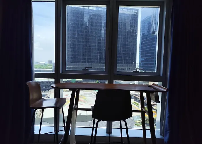 Uptown Parksuites Tower 1 *