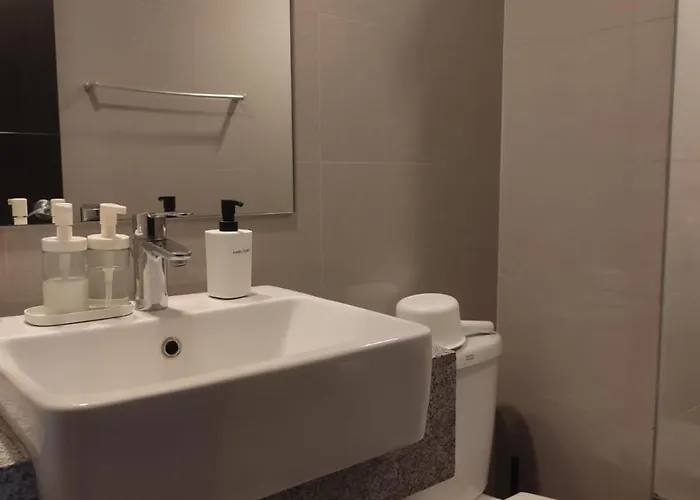 Uptown Parksuites Tower 1 *