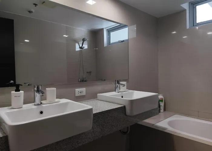 Uptown Parksuites Tower 1 * Manila